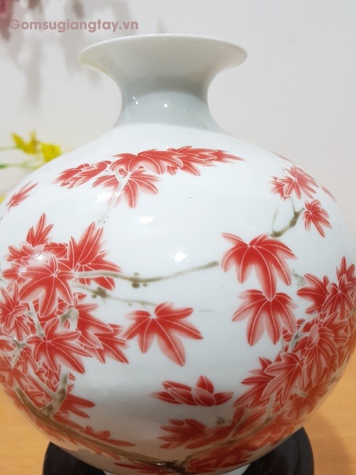 Bình sứ trưng bày tích lộc