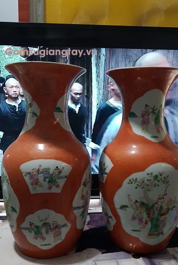 Đôi bình vẽ màu rất giả cố tinh tế