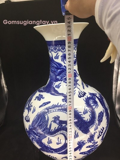 Bình sứ  men chàm trưng bày